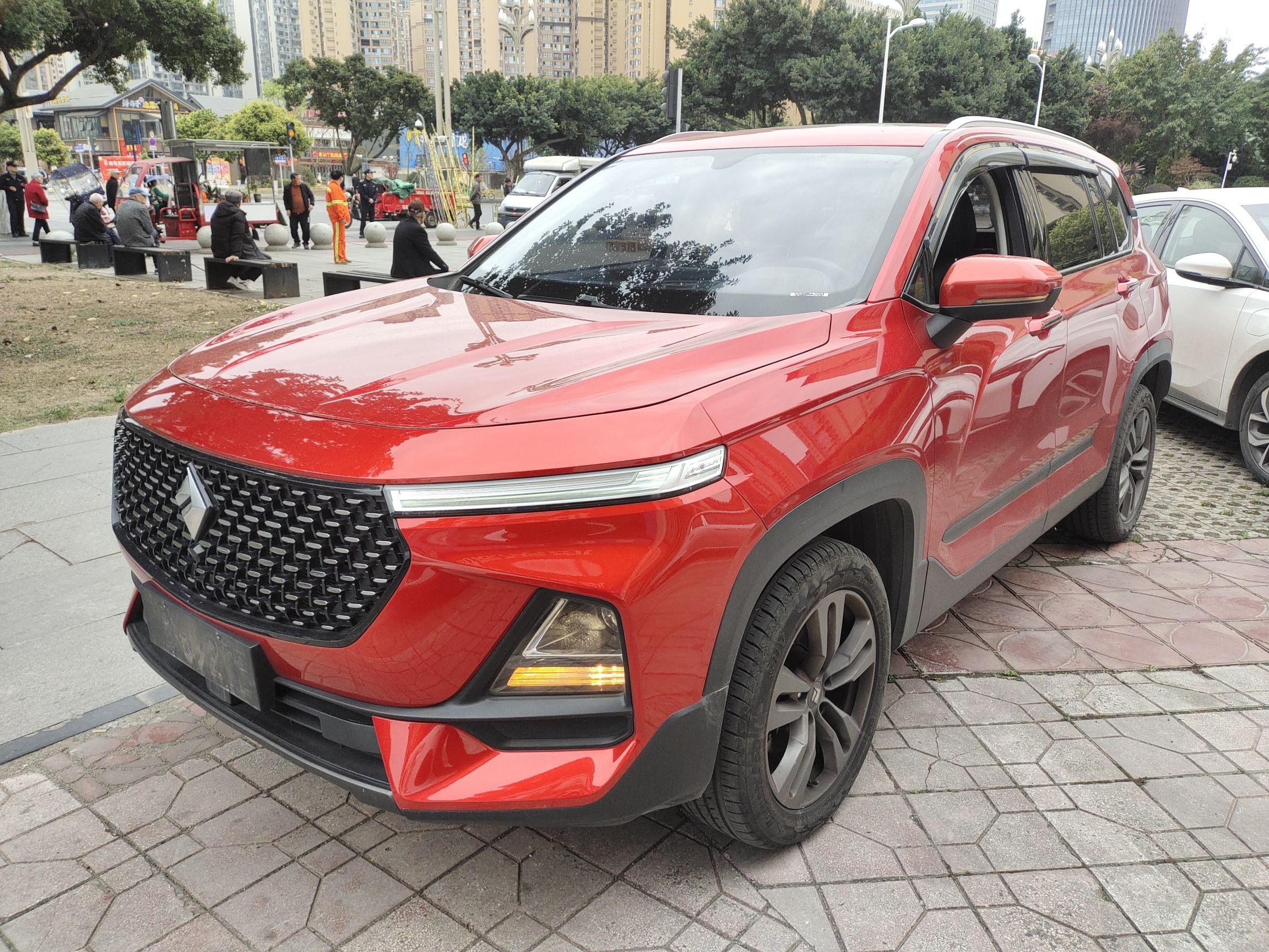 Под передней частью автомобиля