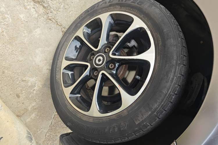 Used smart fortwo 2015 1.0L 52 kW Hardtop Passion Edition Right Front Wheel Hub