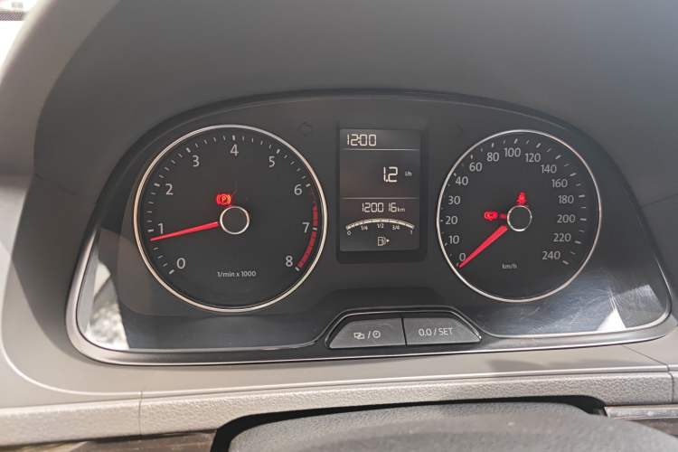 Used Volkswagen Gran Lavida 2013 1.6L Manual Comfort Model Odometer Close Up