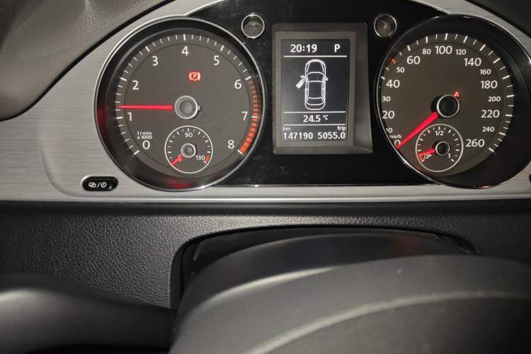 Used Volkswagen Magotan 2015 1.8TSI Advanced Model Odometer Close Up