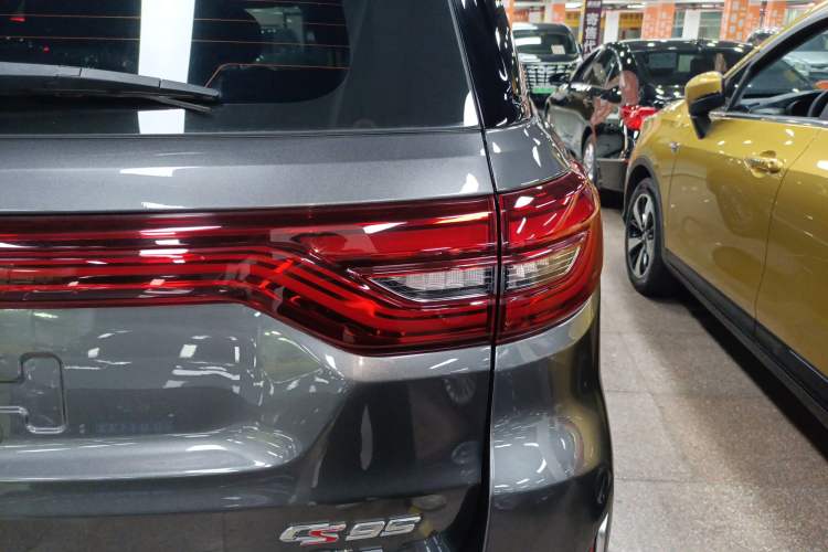 Used CHANGAN CS95 2019 2.0T Two-Wheel-Drive Luxury Version
