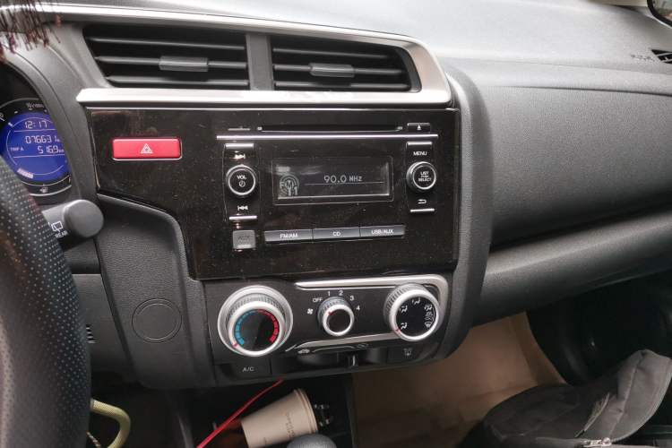 Used Honda Fit 2014 1.5L SE CVT Fashion Model Audio And AC Panel