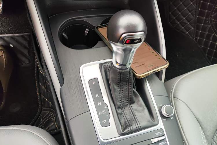 Used Audi A3 2019 Limousine 35 TFSI Fashion Edition China VI Emission Standard Gear Lever