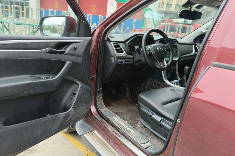 Used SAIC MAXUS T60 2017 2.4L Gasoline Manual Transmission Two-Wheel Drive High Ground Clearance Comfort Edition Standard Cabin
