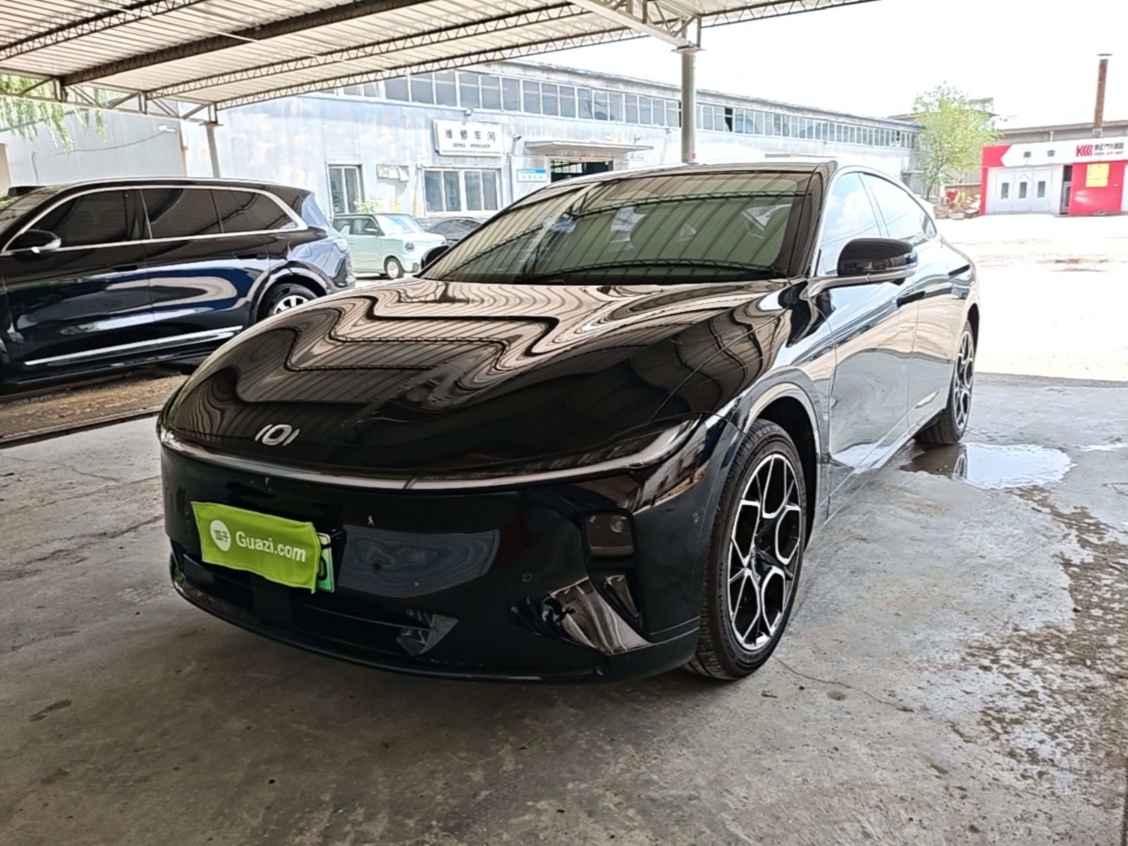 Под передней частью автомобиля