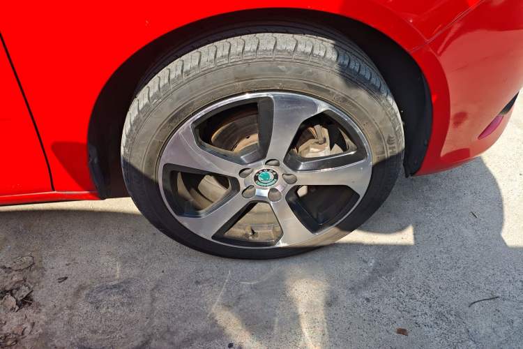 Used Skoda Fabia 2012 1.6L Automatic Cool Black Edition Right Front Wheel Hub