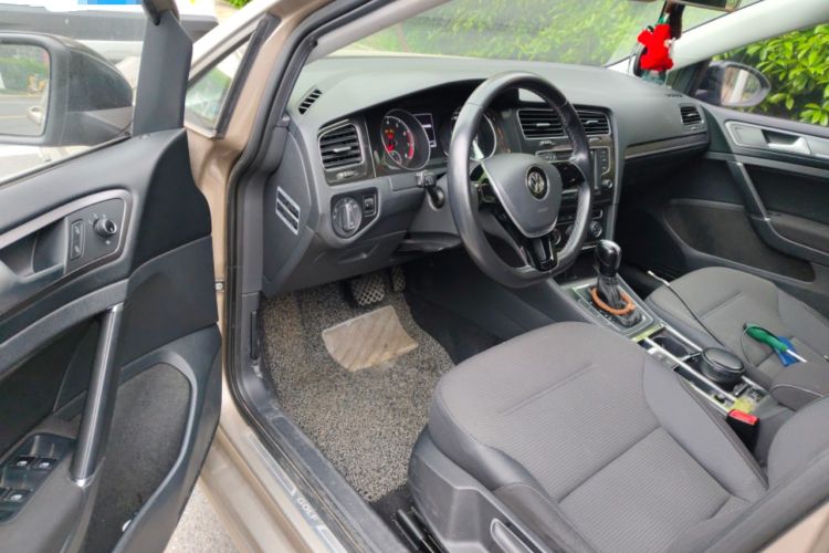 Used Volkswagen Golf 2017 1.6L Automatic Comfort Million-Vehicle Anniversary Edition Driver Seat