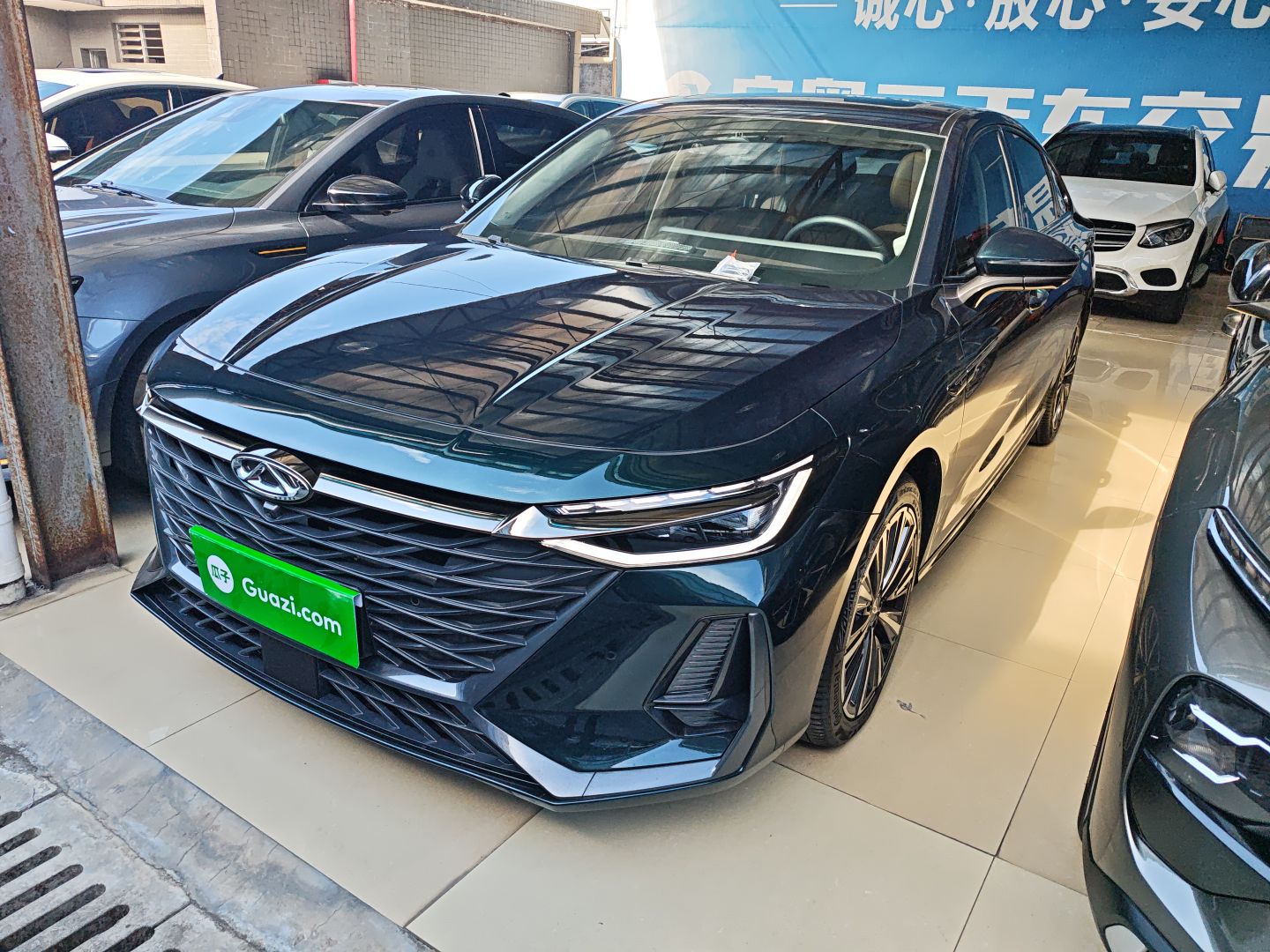 Под передней частью автомобиля