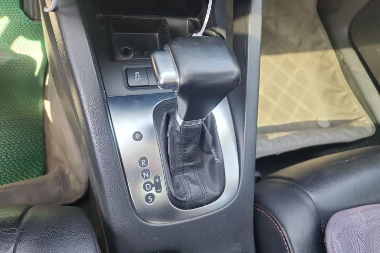 Used Volkswagen Sagitar 2011 1.4 TSI Automatic Tech Model Gear Lever