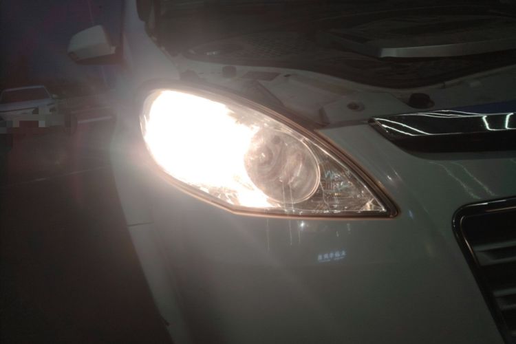 Used Luxgen Great 7 MPV 2015 2.0T Elite Edition Right Front Headlight