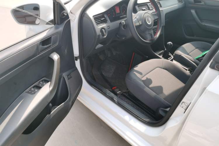 Used Volkswagen Santana 2015 1.6L Manual Fashion Edition Driver Seat