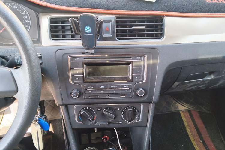 Used Volkswagen Santana 2015 1.6L Automatic Comfort Edition Audio And AC Panel