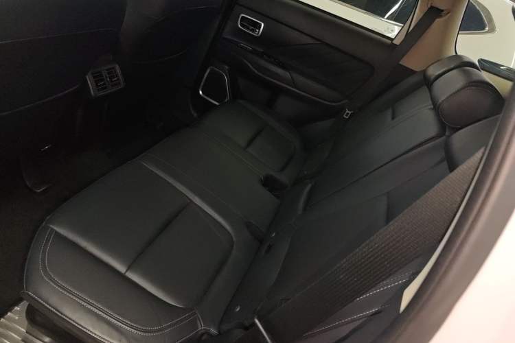 Used Mitsubishi Outlander 2019 2.0L Two-Wheel Drive Comfort Edition 7-Seater China VI Standard
