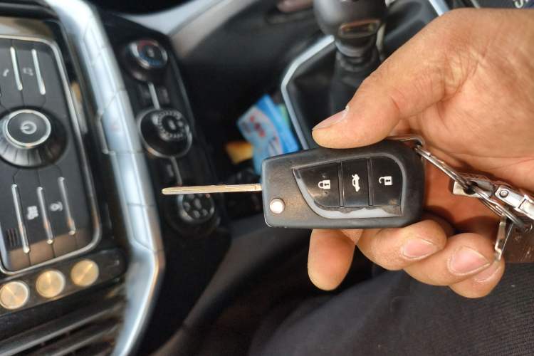 Used JMC Yusheng S350 2016 2.0T Manual Two-Wheel Drive Gasoline Luxury Version with Sunroof 5 Seats
