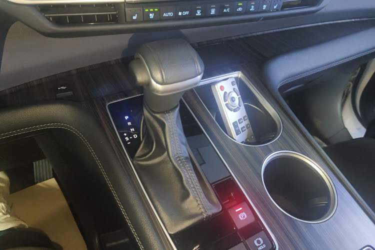 Used Toyota SIENNA 2021 2.5L Hybrid Platinum Edition Gear Lever