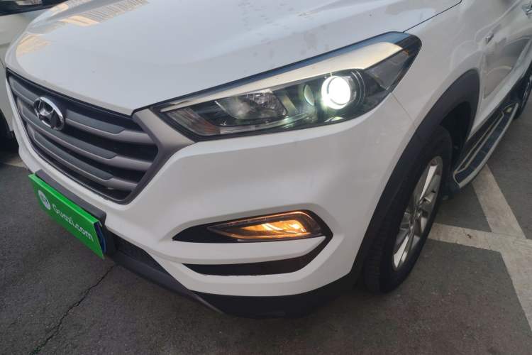 Used Hyundai Tucson 2015 1.6T Dual-Clutch Two-Wheel-Drive Smart Model Left Front Headlight