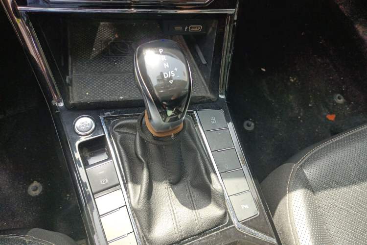 Used Volkswagen Passat 2020 Revised Version 330TSI Luxury Edition China VI Standard Gear Lever