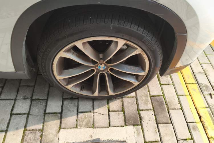 Used BMW X1 2013 sDrive18i Sport Design Package Right Front Wheel Hub