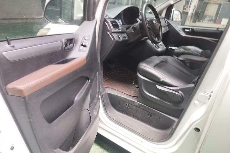 Used SAIC MAXUS G10 2016 2.0T Automatic Elite Edition Driver Seat