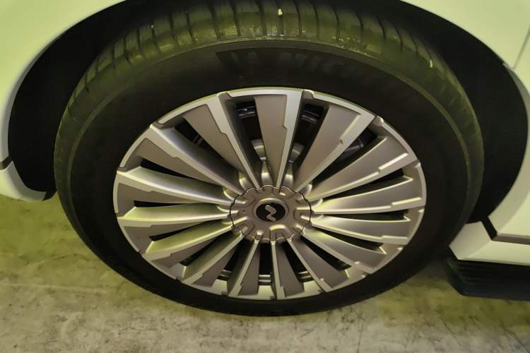 Used ONVO Luxeed L90 2025 Model—Max Six-Seater Version Right Rear Wheel Hub