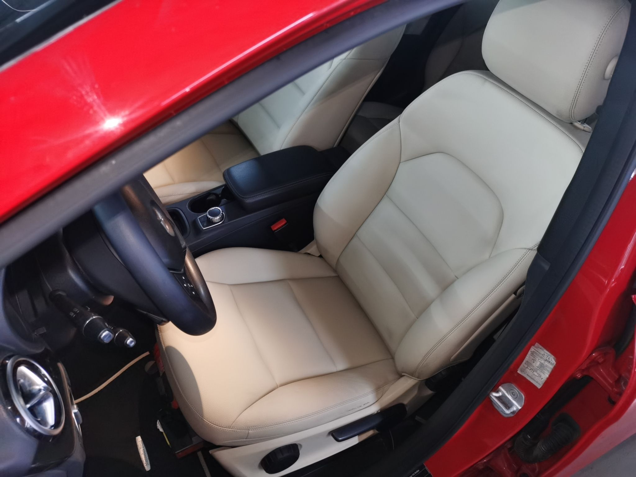 المقاعد الأمامية داخل السيارة