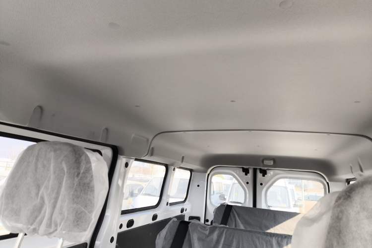 Used Wuling Yangguang 2024 300KM Comfort Version Passenger Van 75kW