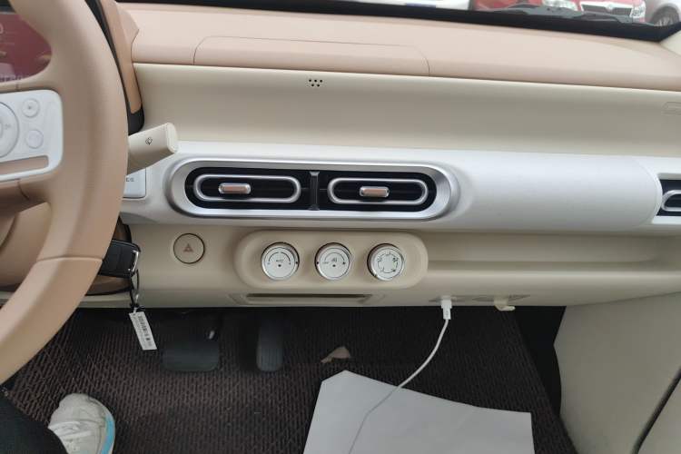 Used Wuling Hongguang MINIEV 2024 3rd Generation 215km Youth Edition Audio And AC Panel