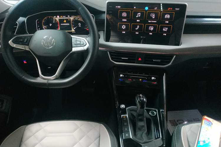 Used Volkswagen Tayron 2024 300TSI Two-Wheel-Drive Luxury Plus Advanced Version Audio And AC Panel