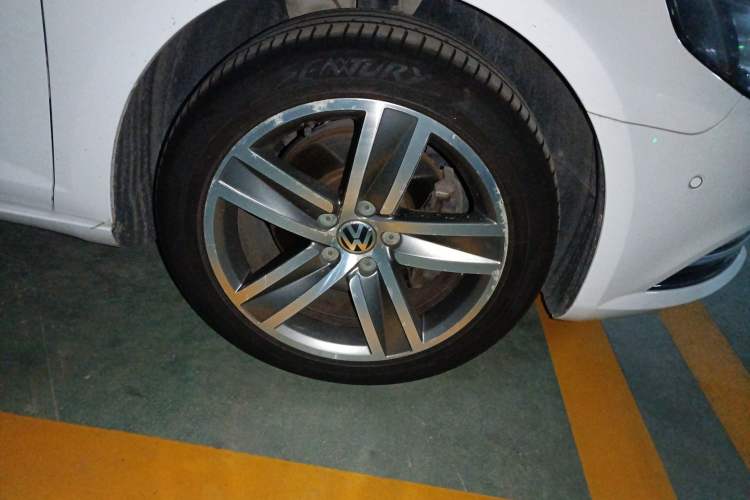 Used Volkswagen FAW-Volkswagen CC 2015 1.8TSI Luxury Model Right Front Wheel Hub