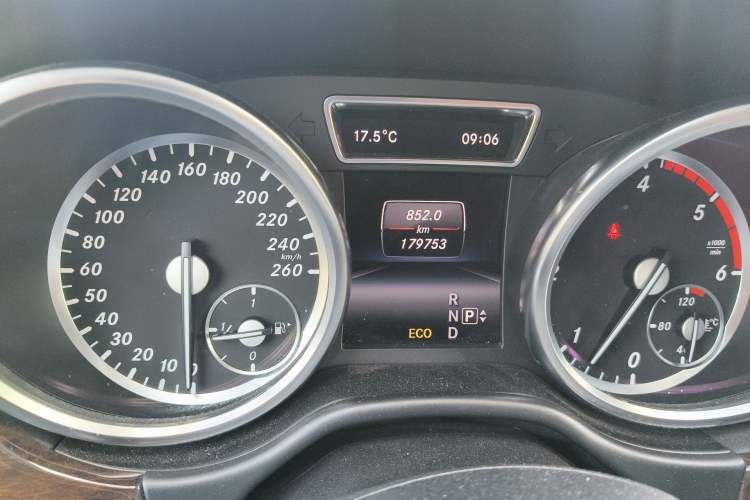 Used Mercedes-Benz GL-Class 2014 GL 350 CDI 4MATIC Odometer Close Up