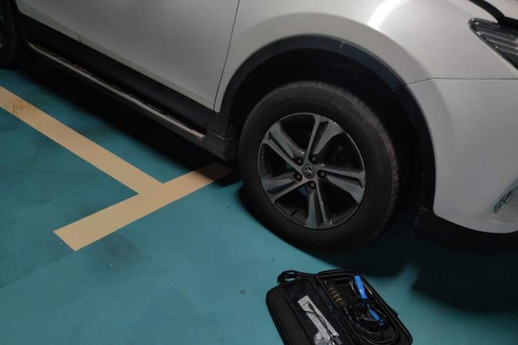 Used Toyota RAV4 2015 2.0L CVT Two-Wheel Drive Fashion Edition Right Front Wheel Hub