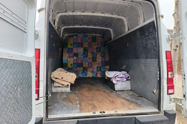 Used Iveco Daily 2023 2.5T V40 Van Long Wheelbase Mid-Roof Dual Tires Manual Doors 2-3 Seater
