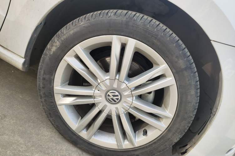 Used Volkswagen Golf Sportsvan 2018 230TSI Automatic Luxury Model Right Front Wheel Hub