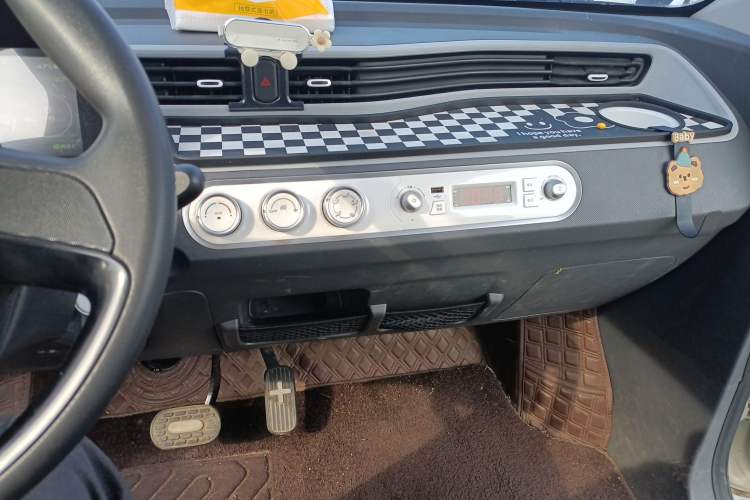 Used Wuling Hongguang MINIEV 2022 Macaron Premium Model – Lithium Iron Phosphate Audio And AC Panel