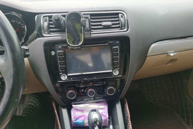 Used Volkswagen Sagitar 2015 1.6L Automatic Comfort Model Audio And AC Panel