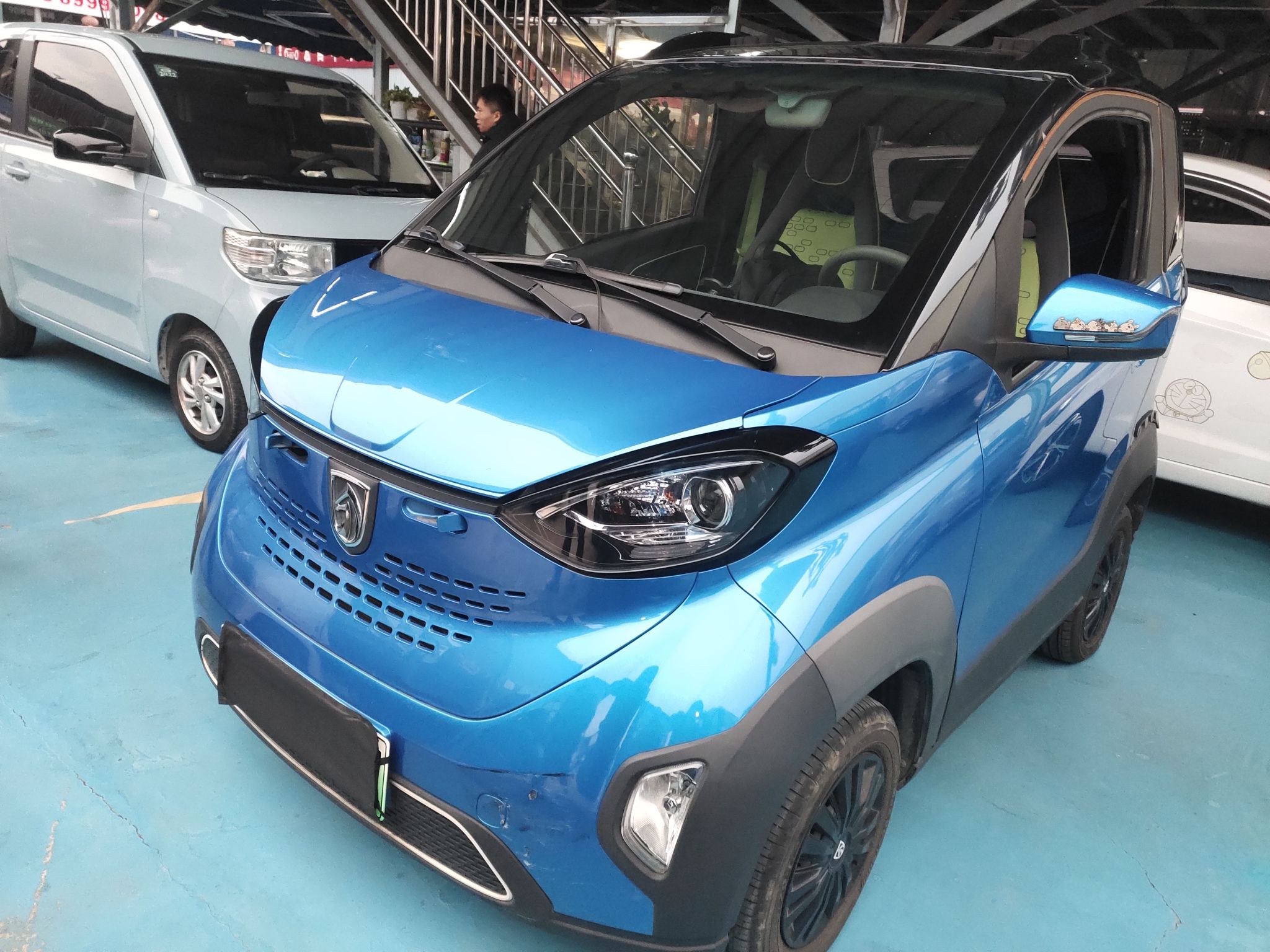 Под передней частью автомобиля