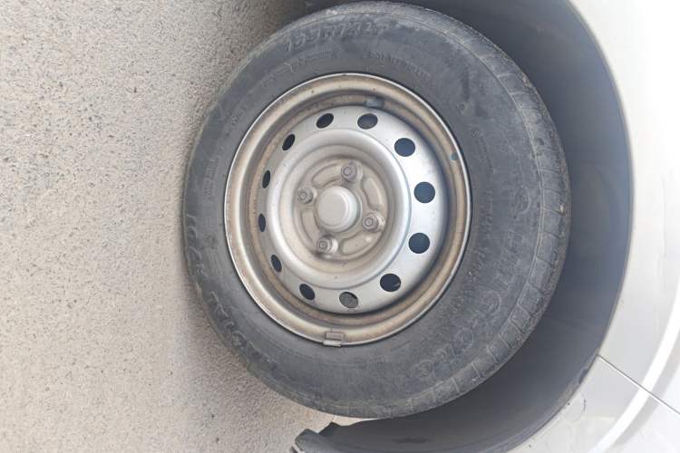 Used Wuling Hongguang V 2021 1.5L Jingqu Version LAR Right Front Wheel Hub