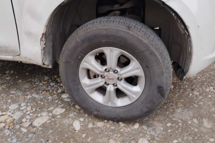 Used Nissan Navara 2017 2.5L Manual 4x4 Luxury Edition QR25 Right Front Wheel Hub