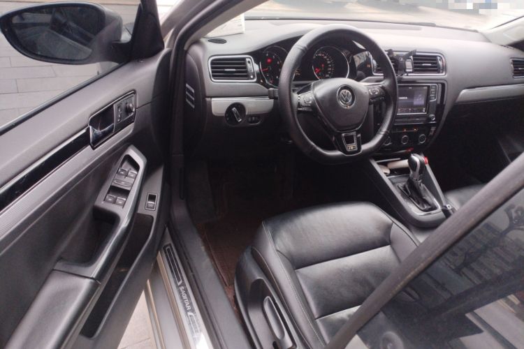 Used Volkswagen Sagitar 2015 230TSI Automatic Comfort Version Driver Seat