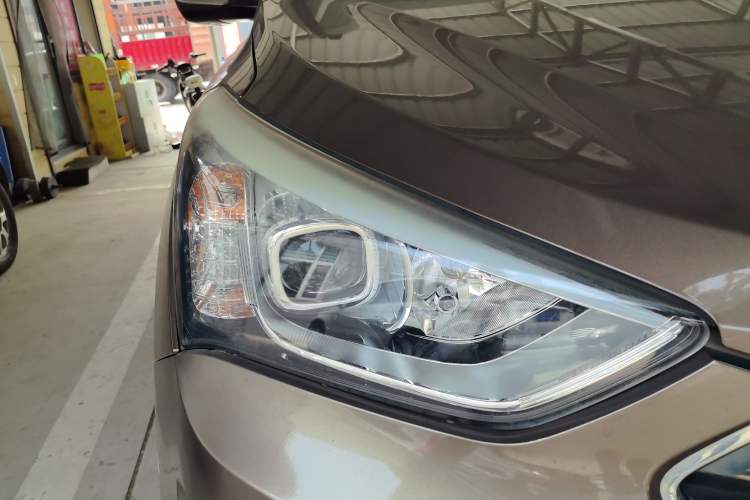 Used Hyundai Santa Fe 2013 2.4L Automatic Two-Wheel Drive Smart Version Right Front Headlight