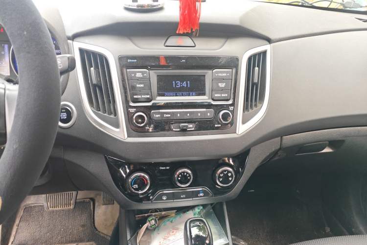 Used Hyundai ix25 2017 1.6L Automatic Smart Version Audio And AC Panel