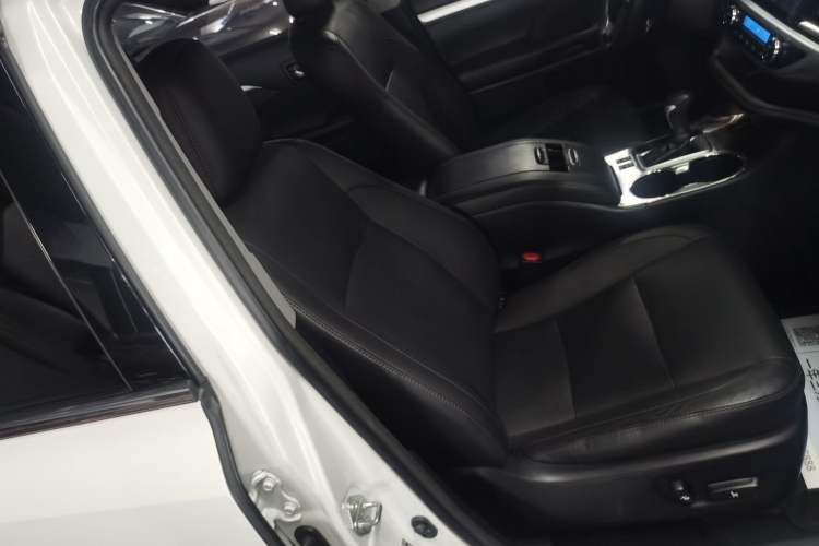 Used Toyota Highlander 2017 2.0T Four-Wheel Drive Luxury Edition 7 Seats Right Front Seat