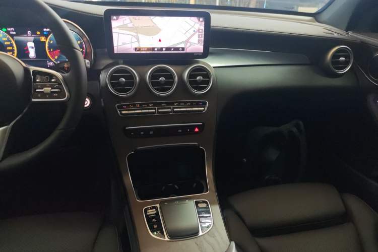 Used Mercedes-Benz GLC 2020 Facelift GLC 260 L 4MATIC Luxury Edition Audio And AC Panel