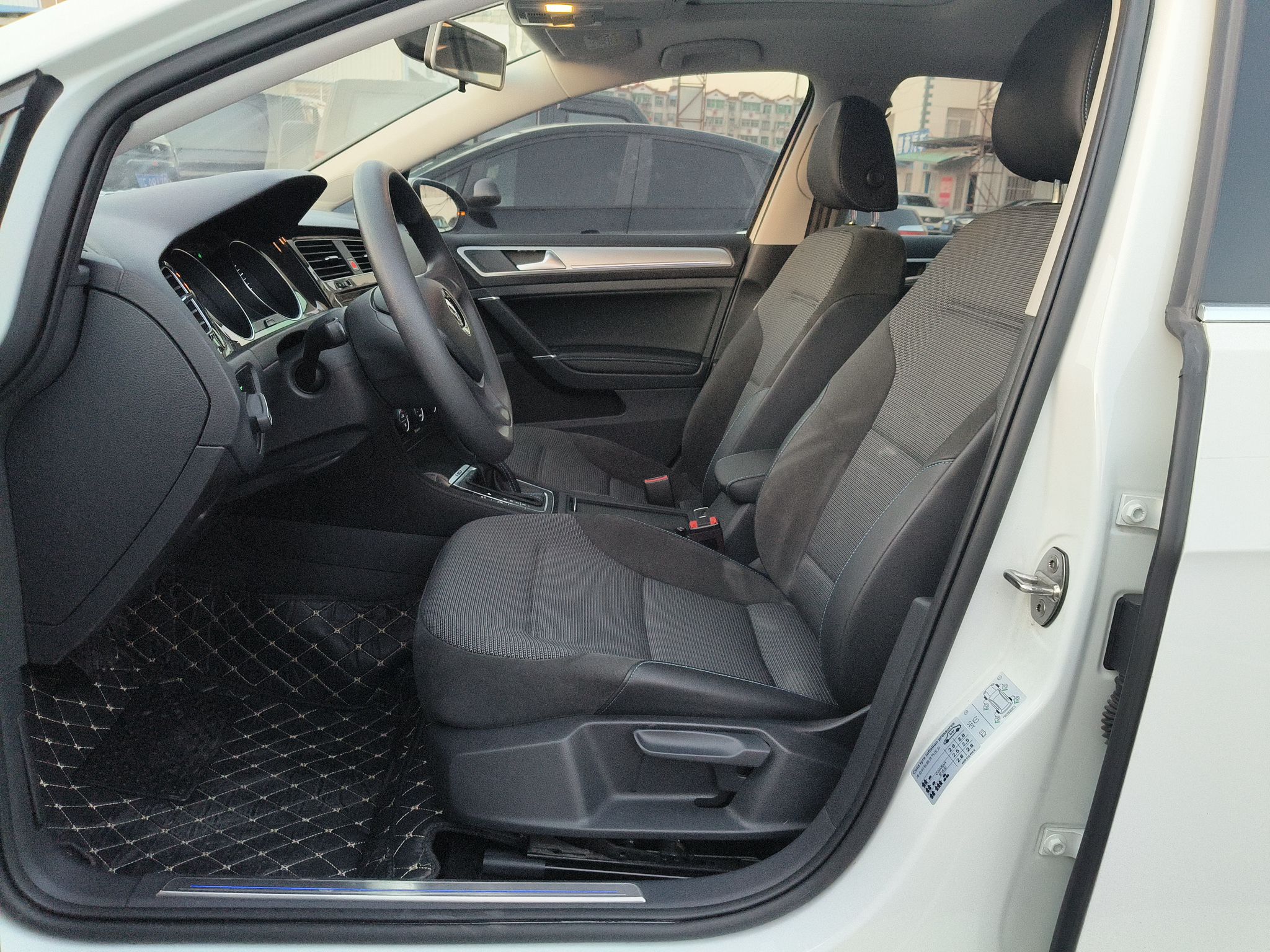 Переднее сиденье в автомобиле