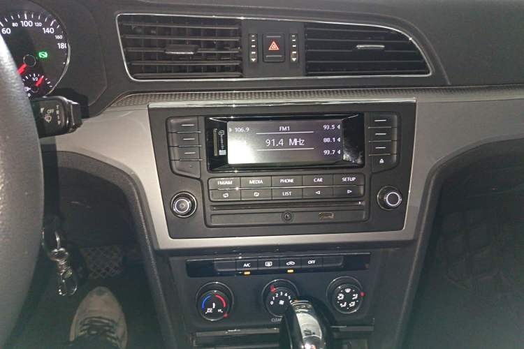 Used Volkswagen Lamando 2015 230TSI DSG Fashion Edition Audio And AC Panel