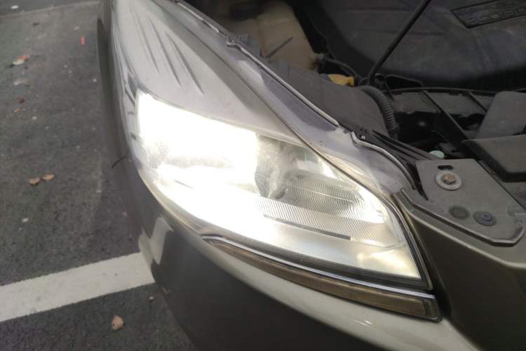 Used Ford Kuga 2013 2.0L GTDi Four-Wheel-Drive Elite Model Right Front Headlight