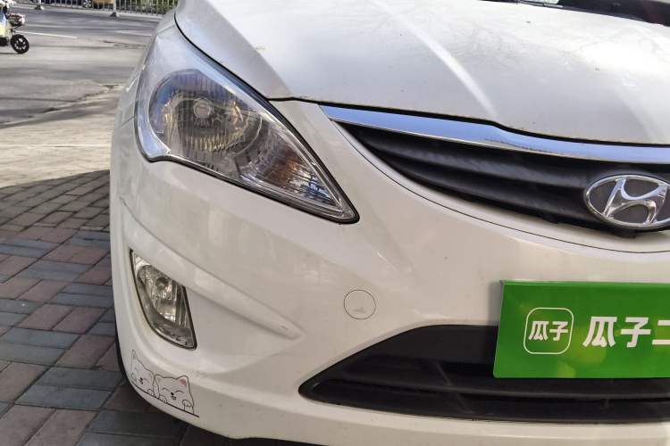Used Hyundai Verna (older generation) 2010 Sedan 1.4L Automatic Fashionable GT Model Right Front Headlight
