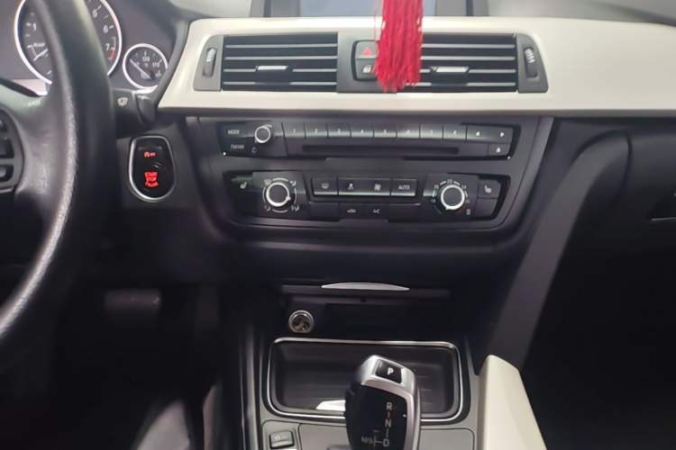 Used BMW 3 Series 2015 316Li Fashion Model
