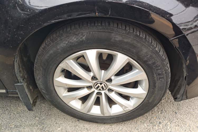 Used Volkswagen Magotan 2012 Revised Version 1.8TSI Leading Edition Right Front Wheel Hub