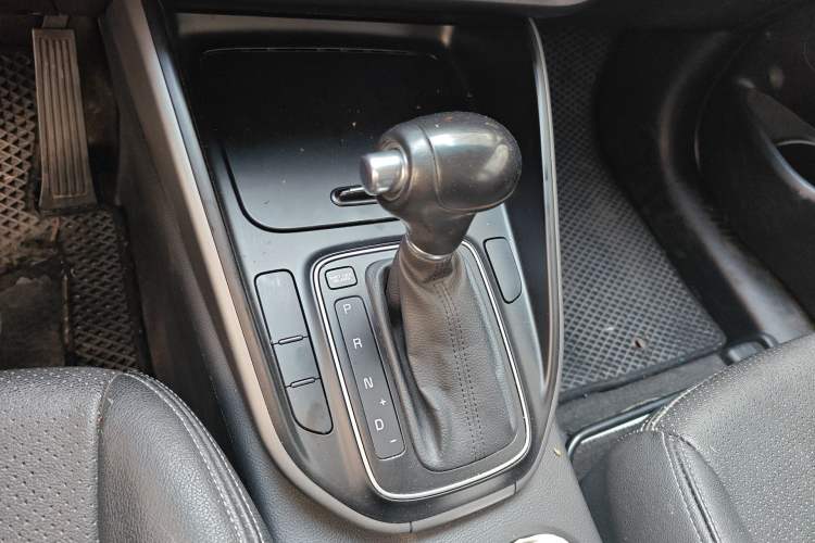 Used Kia Carens 2013 2.0L 7-Seater Automatic Comfort Edition China V Standard Gear Lever